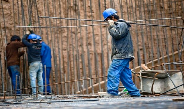 حداقل داشتن سابقه برای بیمه بیکاری: کارگران قراردادی ١٢ ماه، دائم ۶ ماه