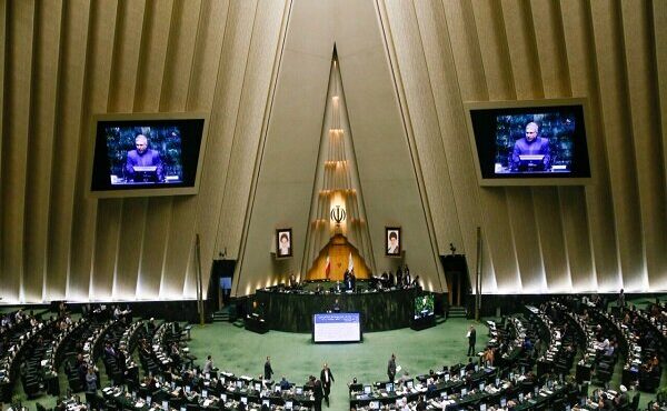 خانه صمت: حقوق کارگران با تعطیلی پنجشنبه ها ۱۰ درصد کاهش می یابد