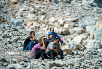 تصویری از درد و غم کارگران در پی ریزش معدن در شازند