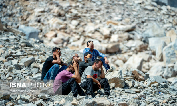 تصویری از درد و غم کارگران در پی ریزش معدن در شازند