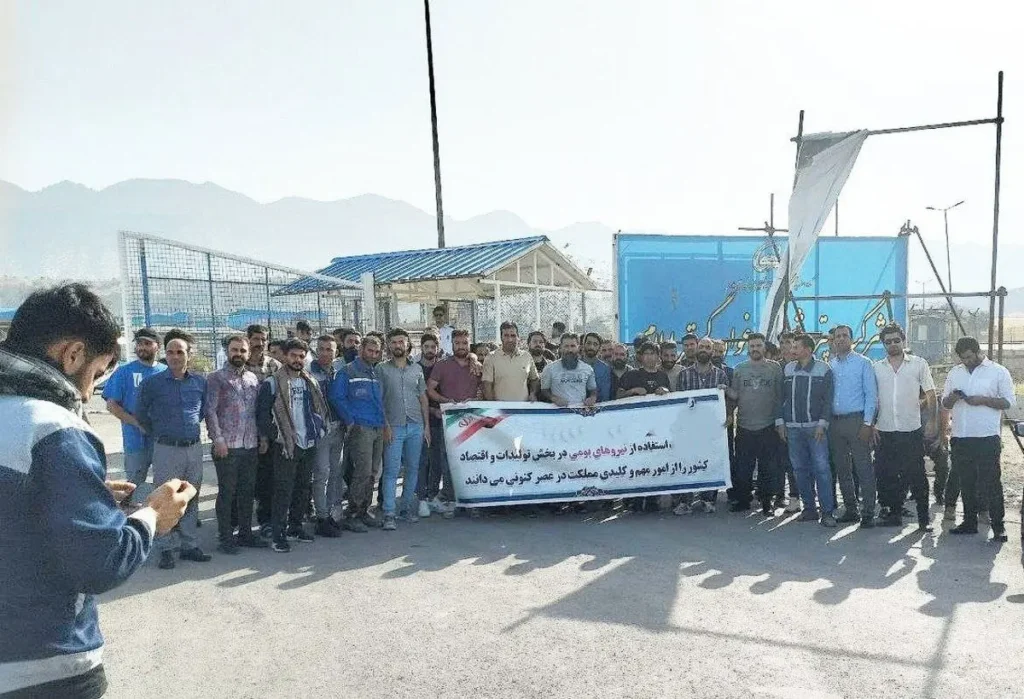 تجمع کارگران بیکارشده پروژه پتروشیمی ارغوان گستر ایلام مقابل درب ورودی