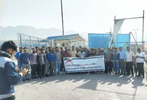 تجمع کارگران بیکارشده پروژه پتروشیمی ارغوان گستر ایلام مقابل درب ورودی