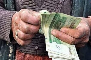 سالانه شورای عالی کار مقدار صدقه‌ را کمی افزایش می‌دهد تا کارگران از گرسنگی نمیرند و بتوانند باز برای کارفرما کار کنند! 