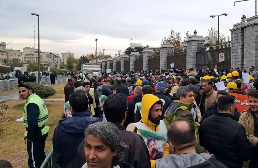 تجمع کارگران در اعتراض به‌عدم به نتیجه رسیدن طرح ساماندهی