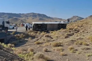 صبح تلخ کارگران مس سرچشمه؛ اتوبوس واژگون شد، یک کارگر جان باخت و ۳۸ نفر زخمی شدند