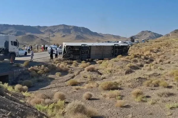صبح تلخ کارگران مس سرچشمه؛ اتوبوس واژگون شد، یک کارگر جان باخت و ۳۸ نفر زخمی شدند