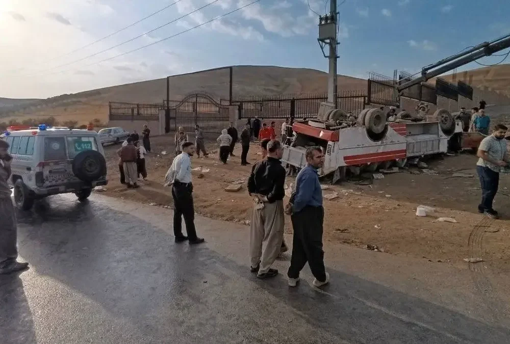 مینی‌بوس کارگران فصلی واژگون شد؛ ۲۷ مصدوم و یک کشته در پیرانشهر