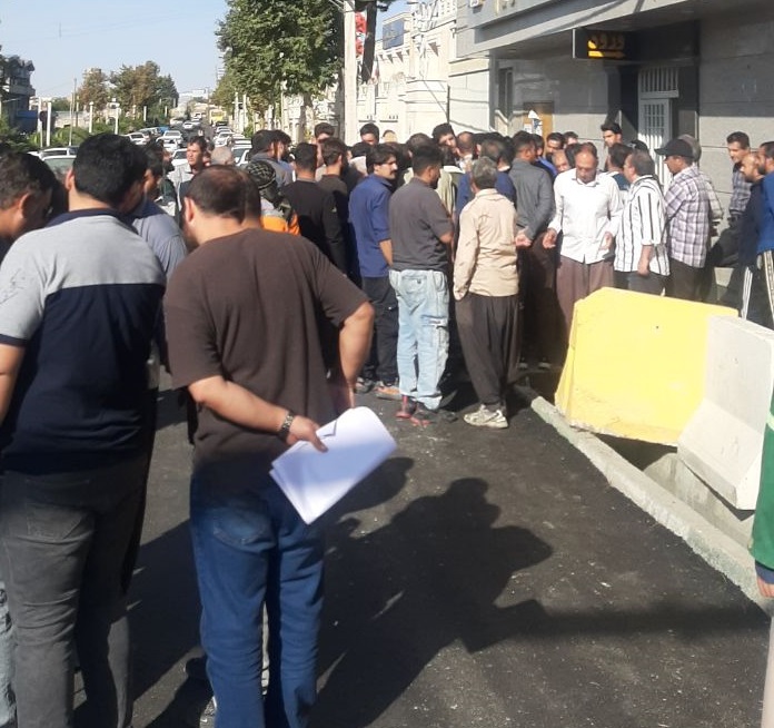 صدای اعتراض نیروهای شرکتی شهرداری ایلام مقابل استانداری بلند شد